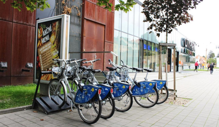 Hromadnou dopravu v Budějovicích čeká revoluce. Vozový park doplní sdílená kola