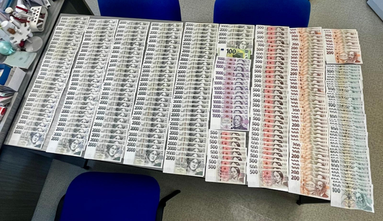 FOTO: Kriminalisté odhalili garáž plnou nekolkovaných cigaret a 350 tisíc v hotovosti