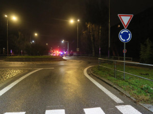 Řidička v Jablonci zdemolovala kruháč i auto. Nadýchala přes dvě promile