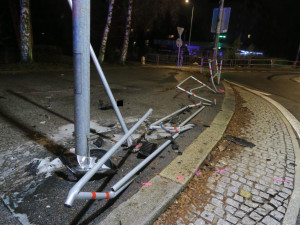 Řidička v Jablonci zdemolovala kruháč i auto. Nadýchala přes dvě promile