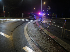 Řidička v Jablonci zdemolovala kruháč i auto. Nadýchala přes dvě promile