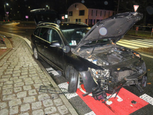 Řidička v Jablonci zdemolovala kruháč i auto. Nadýchala přes dvě promile