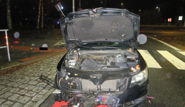 Řidička v Jablonci zdemolovala kruháč i auto. Nadýchala přes dvě promile