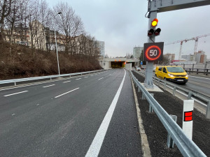 Tunel se po dlouhé opravě otevírá. Už příští rok ŘSD na průtahu chystá další omezení