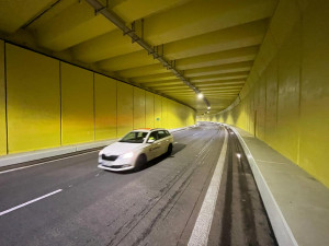 Tunel se po dlouhé opravě otevírá. Už příští rok ŘSD na průtahu chystá další omezení