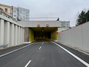 Tunel se po dlouhé opravě otevírá. Už příští rok ŘSD na průtahu chystá další omezení