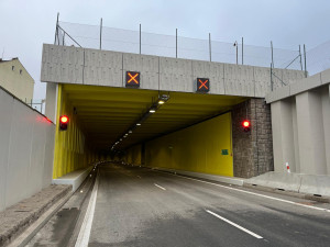 Tunel se po dlouhé opravě otevírá. Už příští rok ŘSD na průtahu chystá další omezení