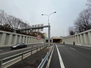 Tunel se po dlouhé opravě otevírá. Už příští rok ŘSD na průtahu chystá další omezení