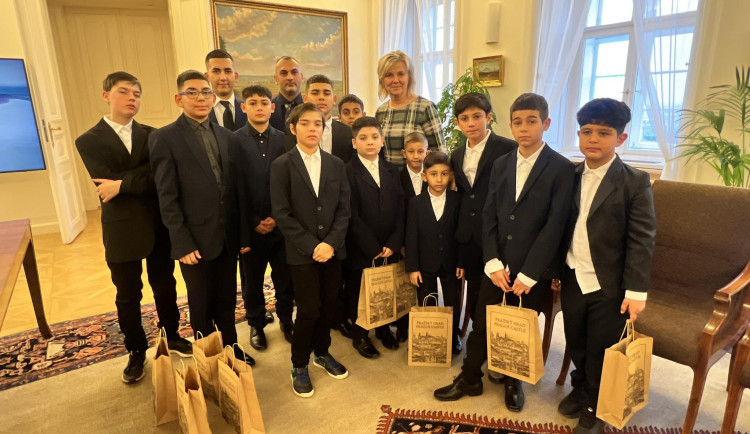 Podpora až od hlavy státu. Romské fotbalisty po nenávistném útoku přijali na Hradě