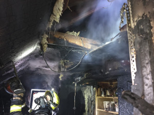 V Chrastavě hořela střecha rodinného domu, obyvatelé stihli utéct