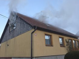 V Chrastavě hořela střecha rodinného domu, obyvatelé stihli utéct