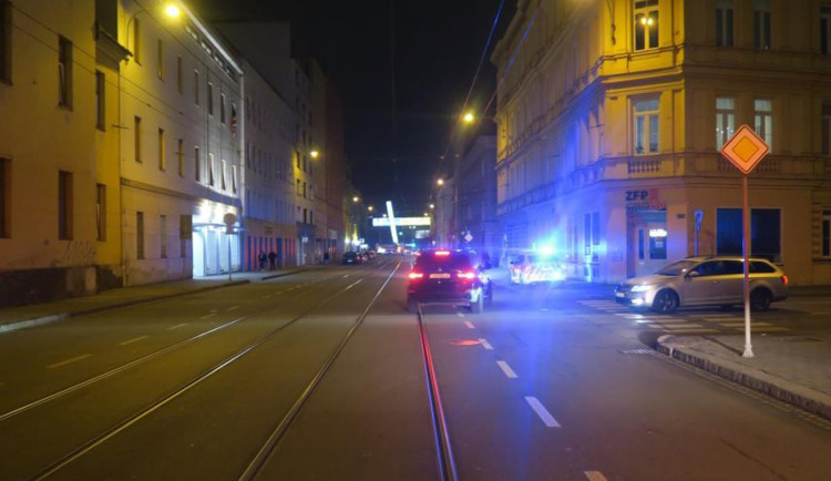 Řidič v Brně nedal přednost šalině, zranila se cestující. Policie po něm pátrá