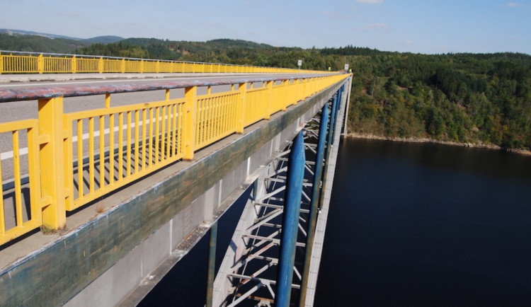 Problémy řešil alkoholem a chtěl skočit ze Žďákovského mostu. Policie zasáhla v čas
