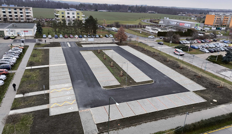 Nemocnice v Prostějově má nové kapacitní parkoviště, týdny se čekalo na kolaudaci