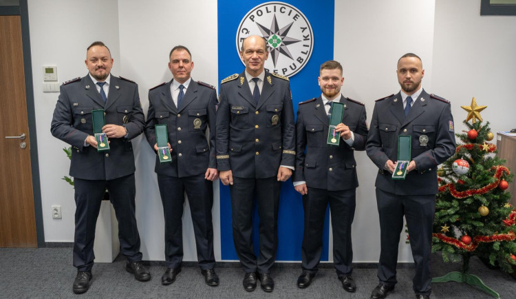 Policisté zasahovali při požáru v domově pro seniory, dostali medaili za statečnost