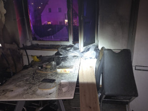 Noční požár v Ruprechticích. Hasiči zachraňovali tři lidi z balkonu