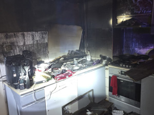 Noční požár v Ruprechticích. Hasiči zachraňovali tři lidi z balkonu