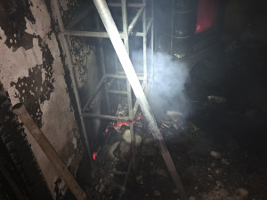 Noční požár v Ruprechticích. Hasiči zachraňovali tři lidi z balkonu