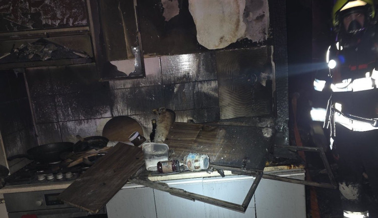 Noční požár v Ruprechticích. Hasiči zachraňovali tři lidi z balkonu