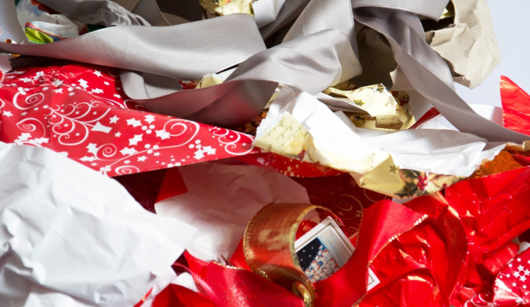 Odpad z Vánoc by mohl zaplnit 60 fotbalových hřišť. Jak třídit po rozbalení dárků?