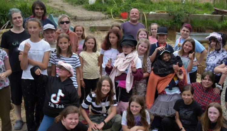 Požár zničil zázemí spolku, který se stará o děti v těžké situaci. Pomoct má sbírka