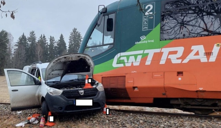 Na železničním přejezdu v Lenoře došlo k tragické nehodě. Nehodu nepřežila jedna osoba