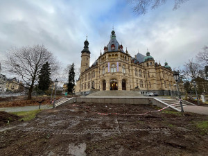 Z prostranství před muzeem zmizely rododendrony. Rekonstrukce parku začala