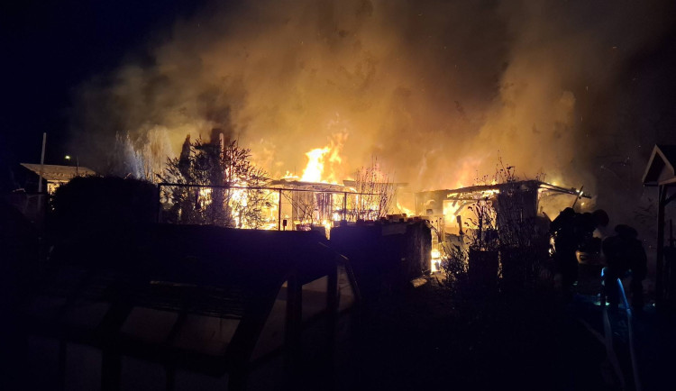 Při požáru chat v Přerově explodovala plynová lahev, zásah komplikoval vítr