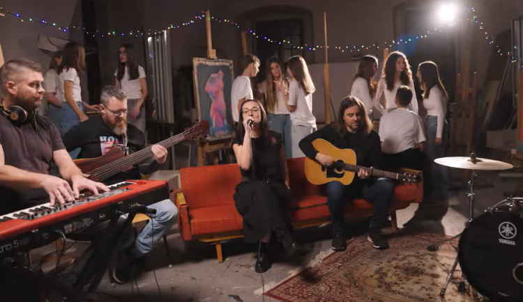 VIDEO: Olomouc má svůj vánoční song. Zpívají v něm děti ze školy na třídě Spojenců