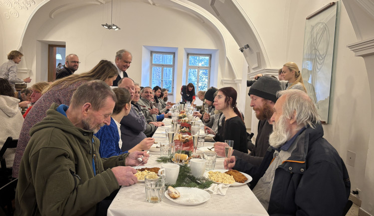 Na Boží hod prostřeli na radnici. V Brně připravili řízek se salátem pro potřebné