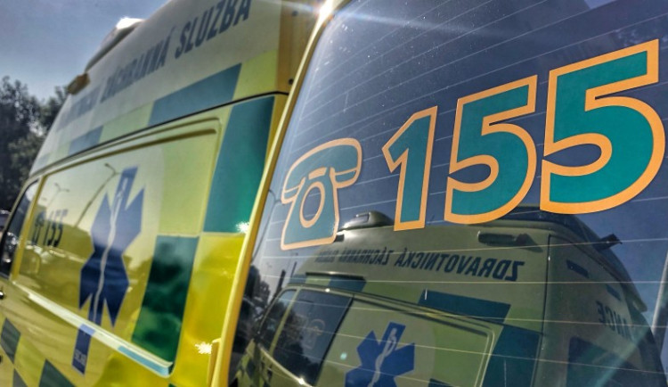 Na železničním přejezdu v Olomouci osobní vlak usmrtil člověka, který podlezl závory