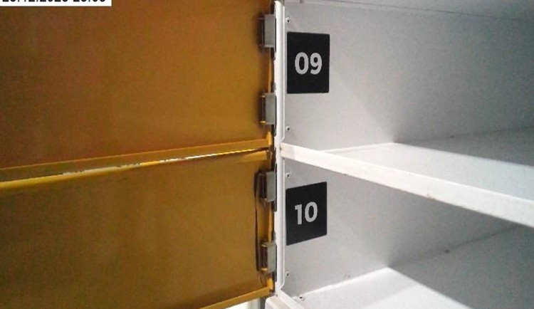 Zloděj chtěl ušetřit na dárcích. Den před Vánoci je ukradl z výdejního boxu v Brně