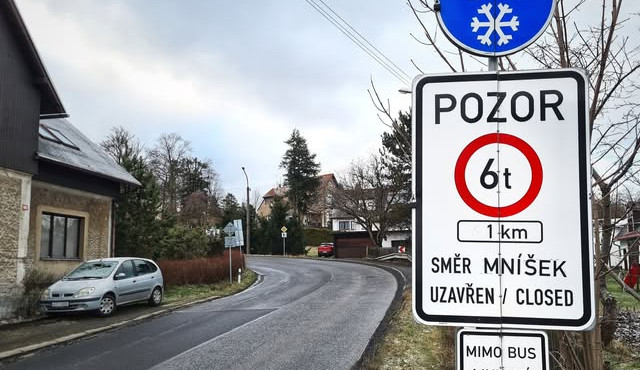 Silnice na Raspenavu přes Mníšek je kvůli počasí pro nákladní dopravu uzavřena