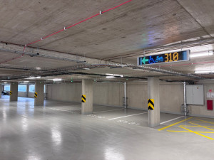 Parkovací dům liberecké nemocnice je v provozu. V šesti podlažích nabízí 338 míst