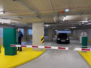 Parkovací dům liberecké nemocnice je v provozu. V šesti podlažích nabízí 338 míst