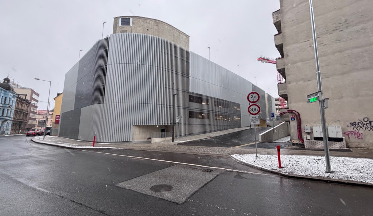 Parkovací dům liberecké nemocnice je v provozu. V šesti podlažích nabízí 338 míst