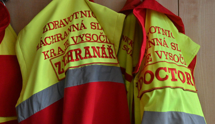 Řidič v Pístově dostal smyk a vyjel na stezku. Čtyři chodci skončili v nemocnici