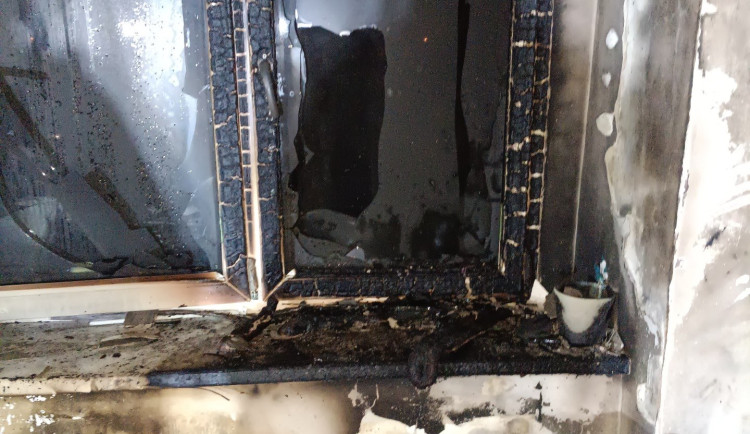 Ve Vršovicích hořel byt, pak následoval výbuch. Hasiči zachránili dva lidi