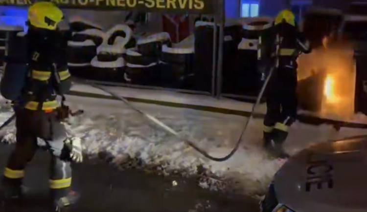 Z pohledu hasičů a policistů patřila silvestrovská noc k těm klidnějším. Excesy ale nechyběly