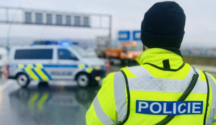 Blikal doleva, odbočil vpravo. Ovíněný řidič tím o silvestrovské noci upoutal policisty