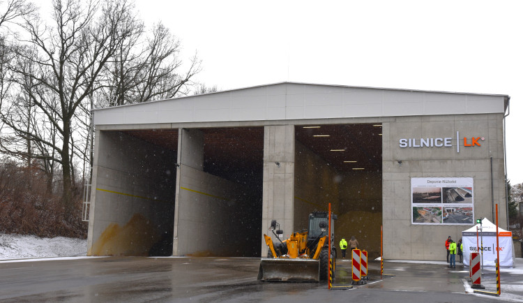 V Růžodole v Liberci vyrostla nová hala na posypovou sůl, uspoří milion ročně
