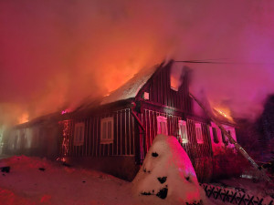 V Jabloneckých Pasekách v noci vyhořela roubenka. Náročný zásah komplikoval sníh