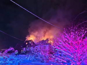 V Jabloneckých Pasekách v noci vyhořela roubenka. Náročný zásah komplikoval sníh