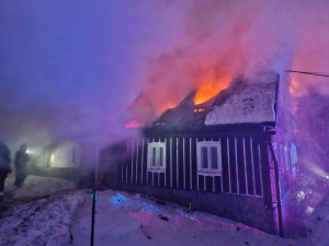 V Jabloneckých Pasekách v noci vyhořela roubenka. Náročný zásah komplikoval sníh