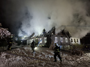 V Jabloneckých Pasekách v noci vyhořela roubenka. Náročný zásah komplikoval sníh