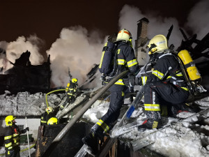 V Jabloneckých Pasekách v noci vyhořela roubenka. Náročný zásah komplikoval sníh