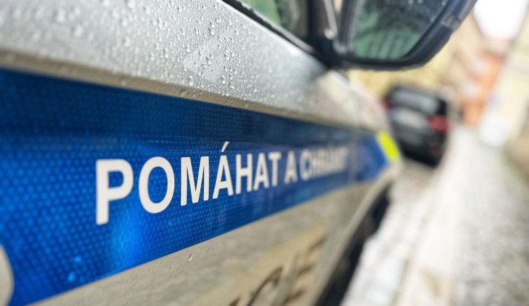 Podvodníci lákají na přivýdělek sledováním videí, jednou z obětí je muž z Náchodska