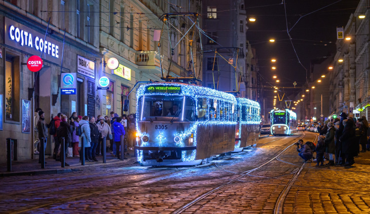 Vánoční flotila se loučí. Ozdobené vozy se naposledy setkají na Kulaťáku