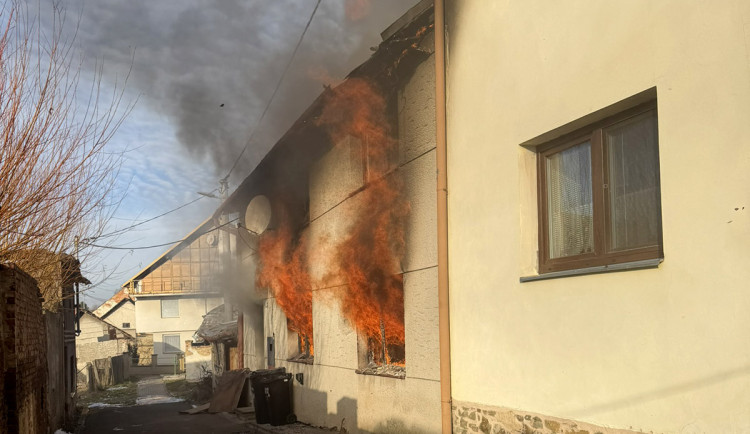 Tragédie na Prostějovsku: z hořícího domu vynesli ženu, podlehla těžkým zraněním