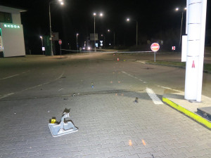 Rovně přes kruháč, pak náraz do značky. Z mikrospánku procitl řidič pod vlivem rychle